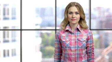 Gülümseyen kadın elleriyle fotokopi alanını sunuyor..