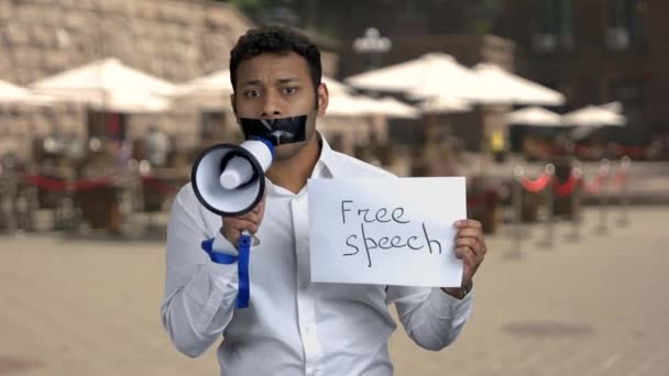 Hombre censurado con megáfono no puede hablar. — Vídeo de stock