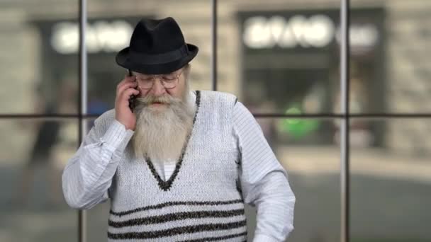 Homem idoso confiante falando no telefone celular. — Vídeo de Stock