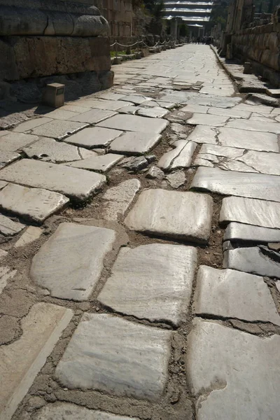 Steingepflasterte Straße der antiken Ruinenstadt Ephesus. — Stockfoto