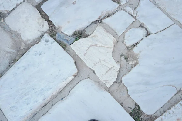 Steng av gammelt gatefortau av marmor. – stockfoto