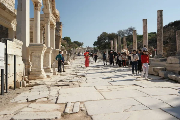 Türkiye 'nin Efes kentinin antik kaldırımlı bir caddesinde yürüyen turistler. — Stok fotoğraf