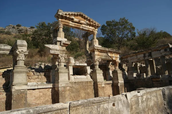 Os restos da bela arquitetura na cidade de Éfeso. — Fotografia de Stock