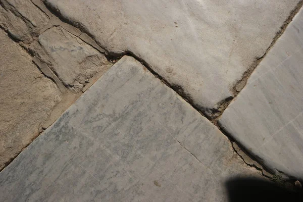 Textura piso de mármore cinza ao ar livre. Estrada velha. — Fotografia de Stock