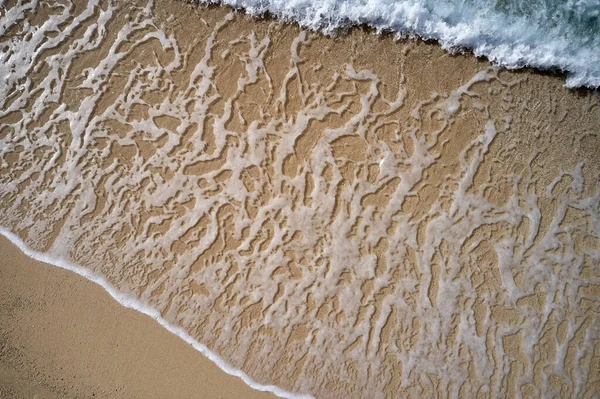 Vista aérea das ondas do mar e praia arenosa. — Fotografia de Stock