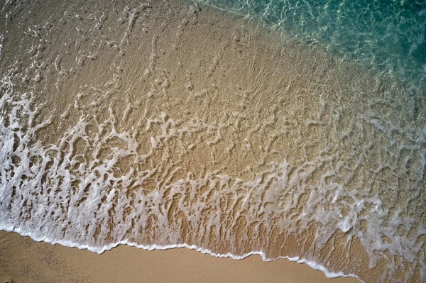 Prachtig uitzicht vanuit de lucht op tropisch strand met zee golven. — Stockfoto