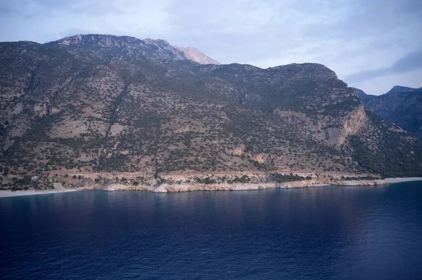 Vista aerea della località turistica sulla costa montana. — Foto Stock