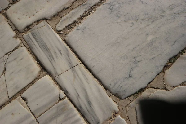 Risse in weißem Marmor auf dem Boden der Straße. — Stockfoto