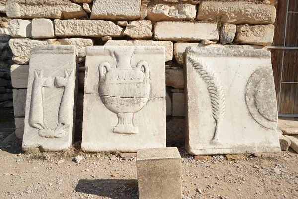 Dekorative antike Skulpturen in Ephesus, Türkei. Marmorfriesplatte in Ephesos. — Stockfoto