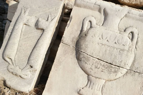 Archäologische Überreste aus der Antike. Marmorfriesplatte in Ephesos. — Stockfoto