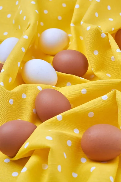 Närbild stilleben vita och bruna ägg. — Stockfoto
