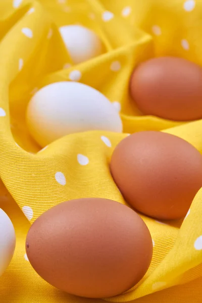 Kycklingägg som ligger på en mjuk textilduk. — Stockfoto