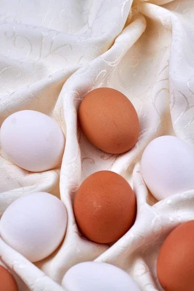 Vita och bruna ekologiska ägg närbild. — Stockfoto