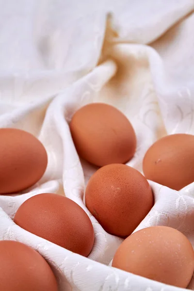 Närbild många ägg på en handduk. — Stockfoto
