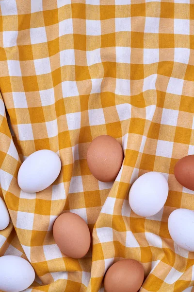 Sammansättning av vita och bruna ägg. — Stockfoto