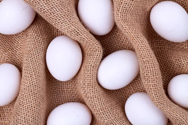 Vita ägg på en rynkig vävd trasa. — Stockfoto