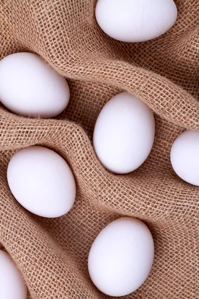 Närbild råa höns ägg på en tygtrasa. — Stockfoto