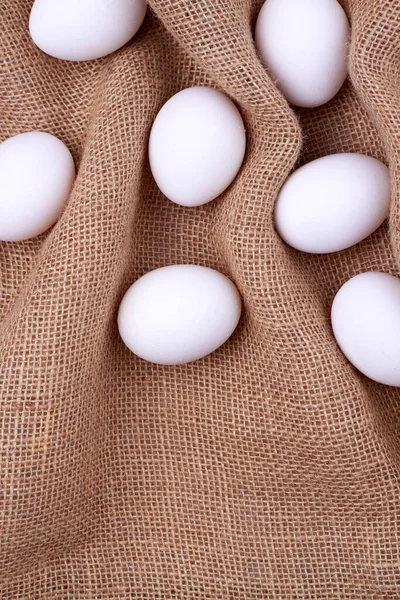 Vita ägg på jute duk och kopiera utrymme. — Stockfoto