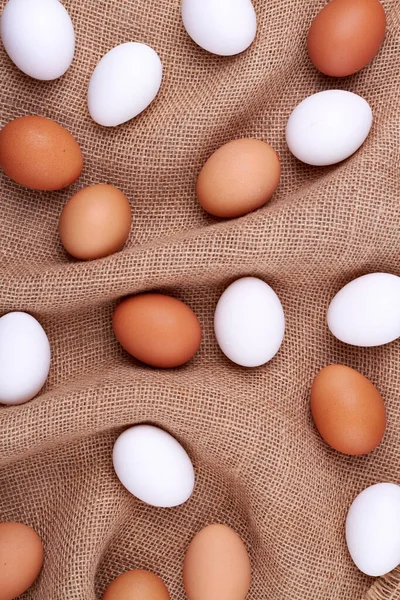 Kycklingägg på en jutesäck. — Stockfoto