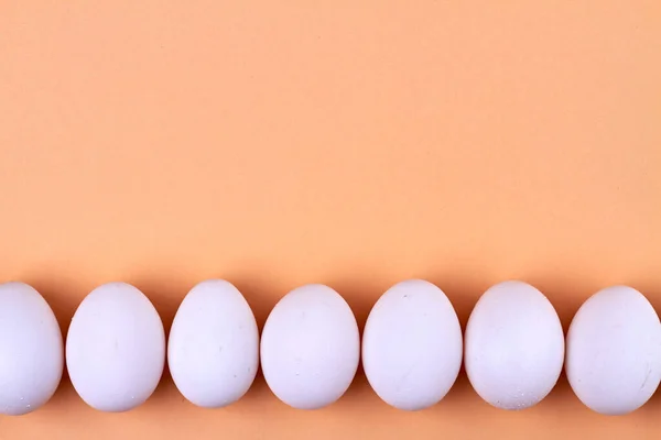 Vita ägg linje och kopiera utrymme. — Stockfoto