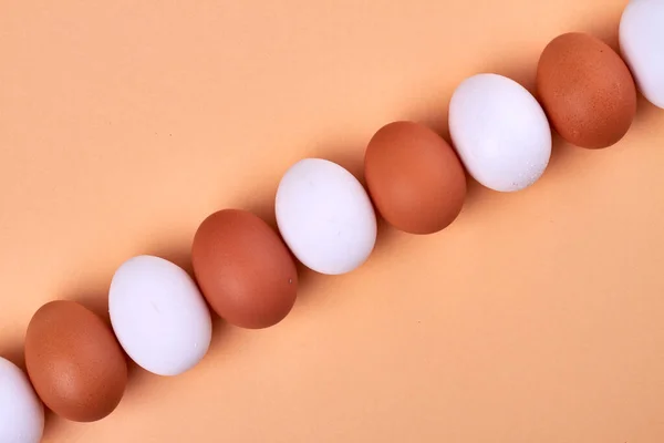 Linje av vita och bruna ägg. — Stockfoto