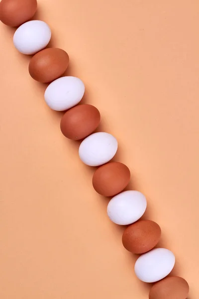 Alternativ av vita och bruna ägg. — Stockfoto