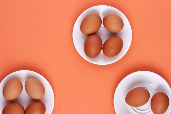 Ovanifrån bruna ägg på vita plattor. — Stockfoto