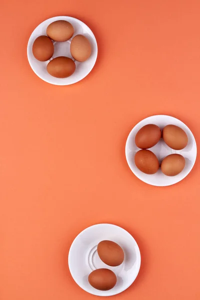 Tojásos főzőedényt. Függőleges lövés barna tojásból. — Stock Fotó