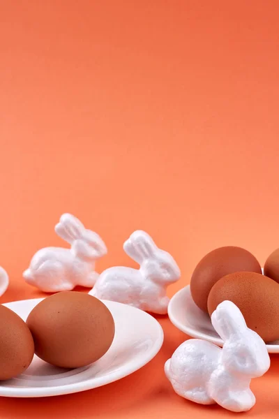 Huevos de Pascua con conejitos y espacio para copiar. — Foto de Stock