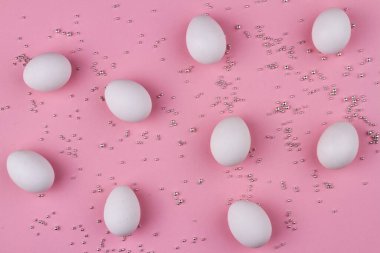 Beyaz yumurta ve metal boncuklar..