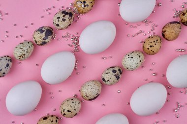 Yumurta ve boncukların Paskalya kompozisyonu.