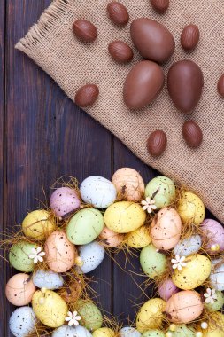 Süslü paskalya yumurtaları üst görünüm.