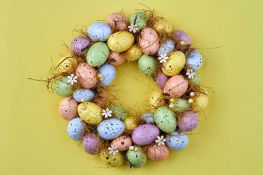 Bir sürü renkli paskalya yumurtası yuvarlak şekilli..