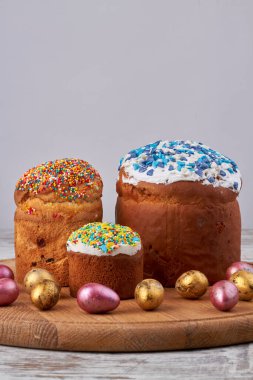 Dikey Paskalya pastaları ve yumurtalar.