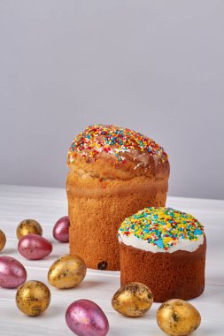 Paskalya pastaları ve yumurtalar beyaz masada..