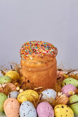 Renkli yumurta yığınında Paskalya pastası.