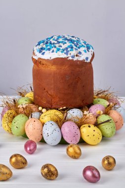 Paskalya keki ve yumurtalarının bileşimi.