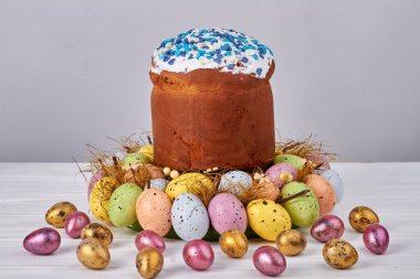 Paskalya pastası ve boyalı yumurta kompozisyonu.