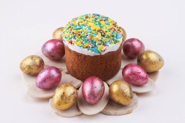 Paskalya keki ve renkli yumurtaların bileşimi.