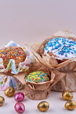 Dikey Paskalya kekleri ve yumurtalar.