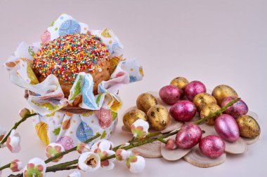 Çiçekli ve yumurtalı Paskalya pastası.