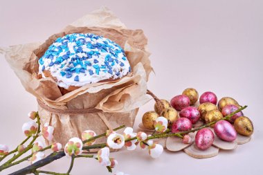 Kağıda sarılı Paskalya keki..