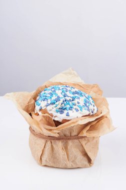 Kağıda sarılmış Paskalya pastası.