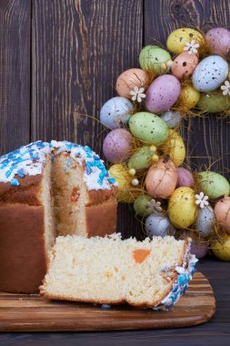 Tek dilimli Paskalya pastası.