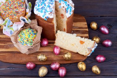 Paskalya pastaları ve yumurtalar..