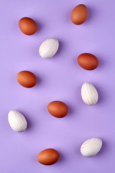 Húsvéti csirketojás vertikális oltása. — Stock Fotó