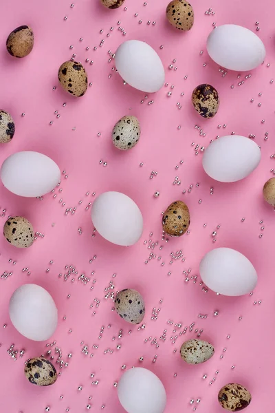 Tiro vertical de ovos de galinha e codorniz. — Fotografia de Stock