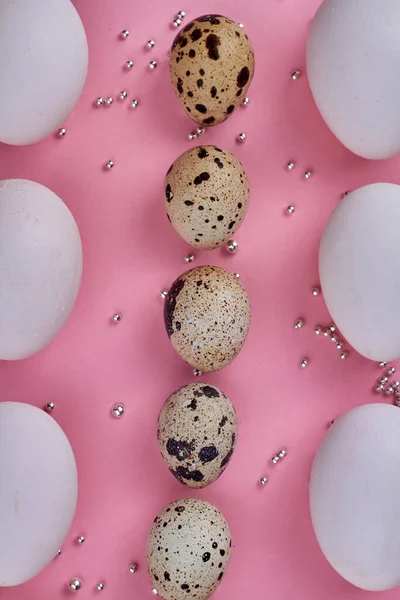 鹌鹑蛋和鸡蛋做的垂直线. — 图库照片