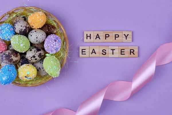 Cesta vista superior de huevos de Pascua y cinta de seda sobre fondo púrpura. — Foto de Stock