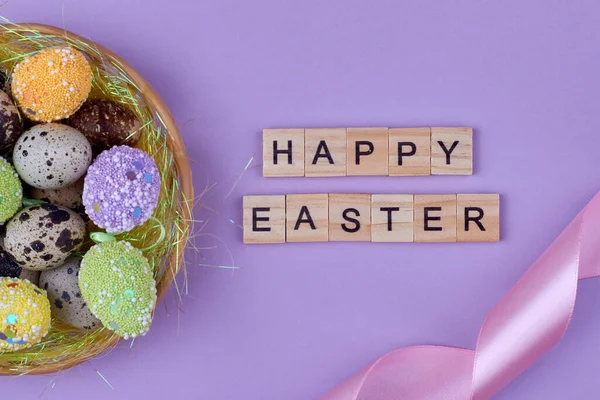 Feliz Pascua felicitación sobre fondo púrpura. — Foto de Stock